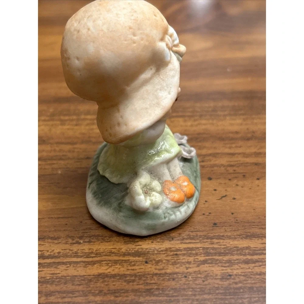 Artmark Little Girl Figurine Peach Bonnet Flower‎ Bed